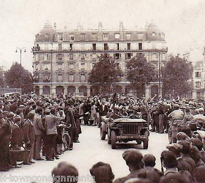 WWII US SOLDIERS LIBERATION OF PARIS FRANCE VINTAGE 7x9 SNAPSHOT PHOTO - K-townConsignments