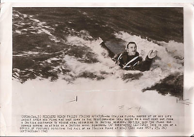 WWII ITALIAN PILOT SHOT DOWN & RESCUED BY BRITISH SHIP VINTAGE PRESS PHOTO 1940 - K-townConsignments