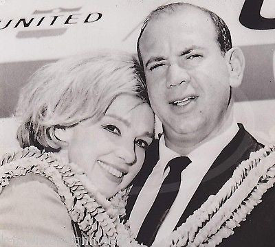 MARTY MILLS PUBLISHER EDIE ADAMS UNITED AIRLINES VINTAGE ADVERTISING PRESS PHOTO - K-townConsignments