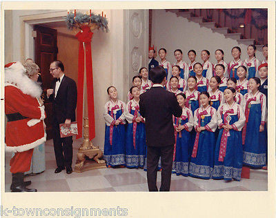 SANTA CLAUS AT THE WHITE HOUSE W/ LITTLE ANGELS CHOIR OFFICIAL VINTAGE PHOTO - K-townConsignments