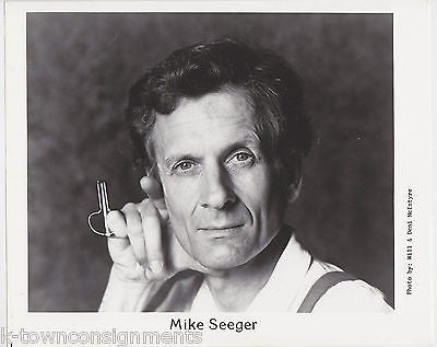 MIKE SEEGER GREAT AMERICAN FOLK MUSIC SINGER VINTAGE STUDIO PROMO PHOTO - K-townConsignments