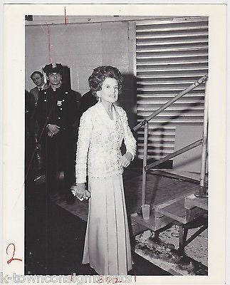 Rose Kennedy & New York Police Officer Backstage Vintage News Press Photo - K-townConsignments
