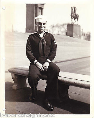 WWII NAVY SAILOR SITTING IN GRANT PARK WAR HORSE IN REAR CHICAGO SNAPSHOT PHOTO - K-townConsignments