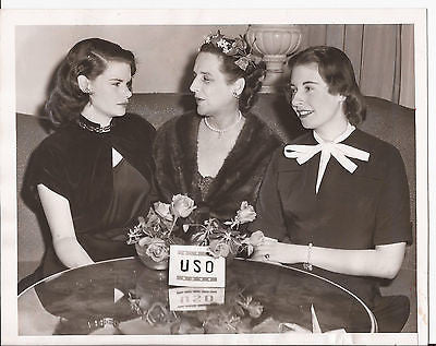 MRS ALLWYN INNESS-BROWN PRESS PHOTO JACQUELINE DEVOE HELEN CONSTANTINO 1950S - K-townConsignments