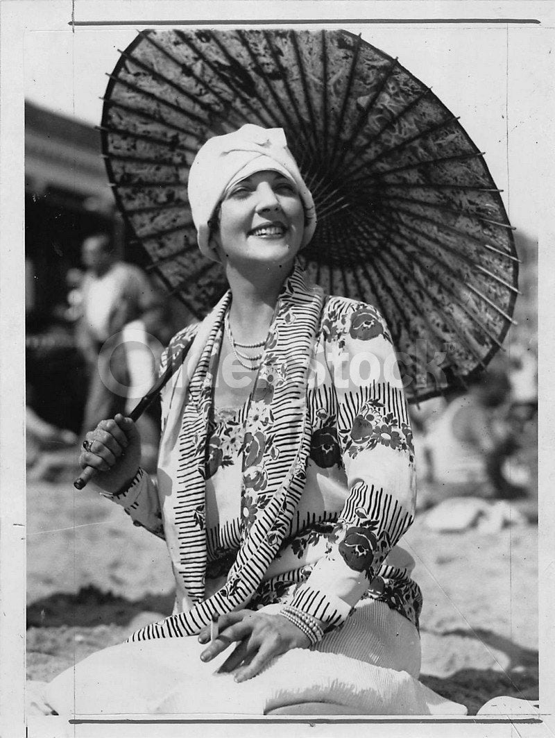 Cassie Honeyman 1920s Flapper Beach Lady Antique Fashion News Photo