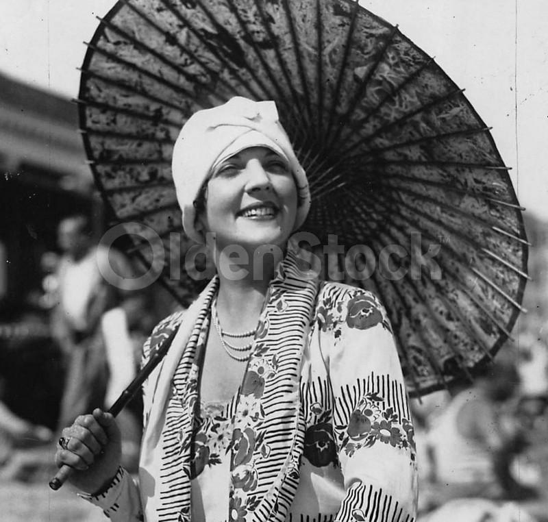 Cassie Honeyman 1920s Flapper Beach Lady Antique Fashion News Photo